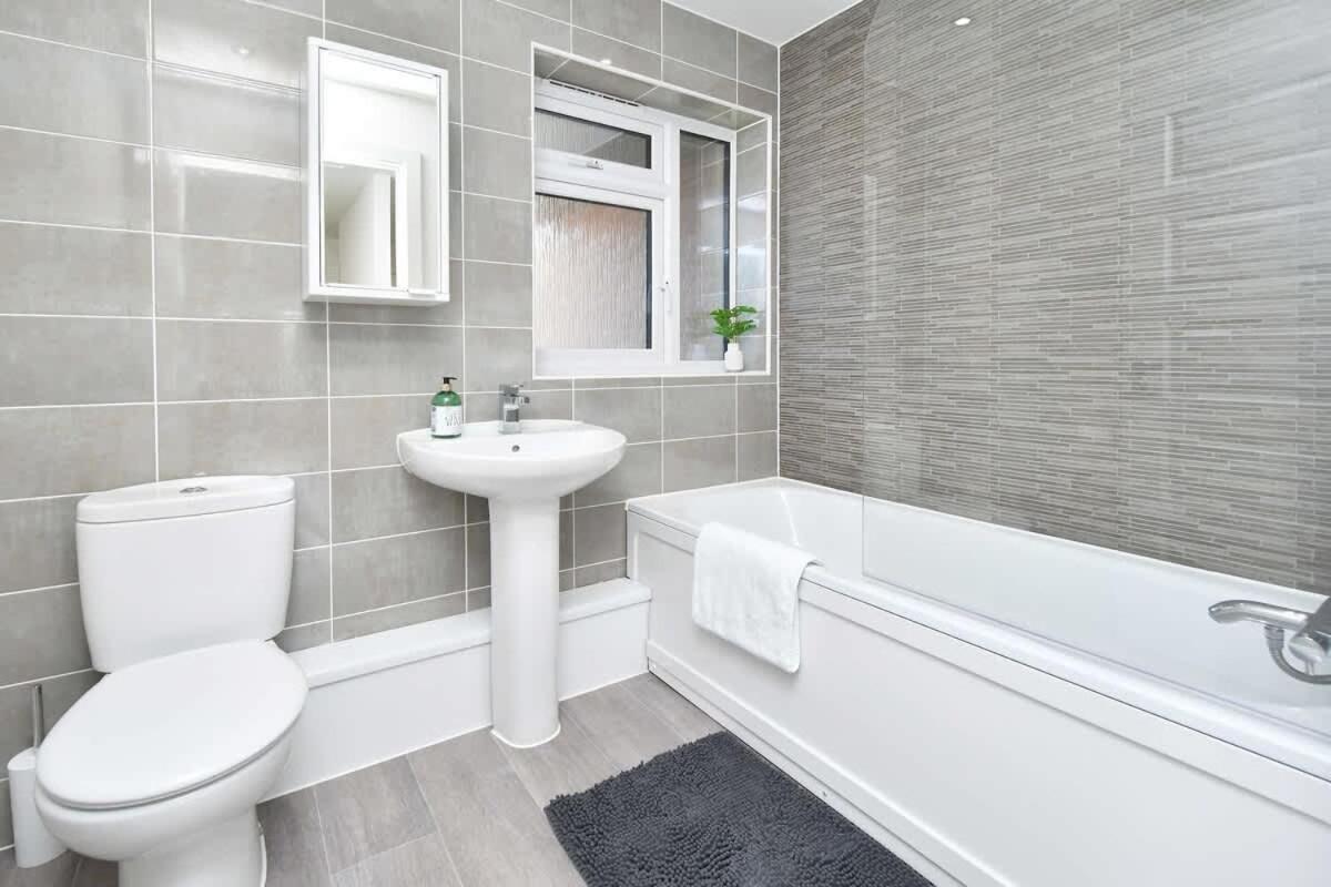 Regal House By True Stays - 3 Bedroom House In Stoke-On-Trent المظهر الخارجي الصورة