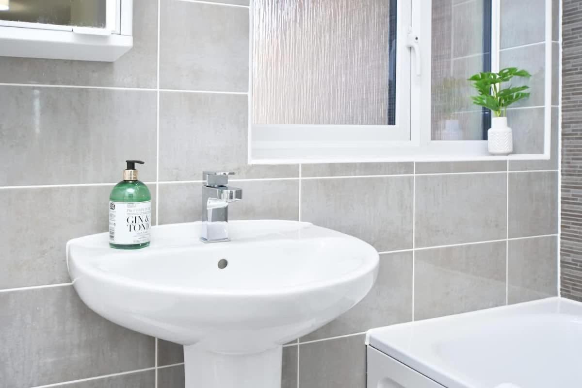 Regal House By True Stays - 3 Bedroom House In Stoke-On-Trent المظهر الخارجي الصورة